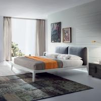 Oscar Bett aus offenporigem lackiertem Eichenholz. Bettrahmen mit gepolsterten Kissen