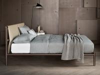 Minimal-Bett mit Skinny-Lederkopfteil, erhältlich als Standard-Doppelbett und Kingsize-Doppelbett