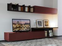 Maßgeschneiderte Wohnwand mit matt lackiertem TV-Möbel und offenem Hängebücherregal