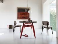 Tisch Gunnar mit Tischplatte in Ausführung Holz Eiche Carbone und Tischbeinen in Holz lackiert offenporig Amaranto