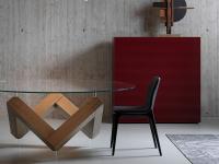 Hochbord Fado mit linearen Dekorationen zusammen mit dem Tisch Even