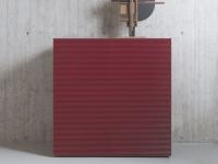 Hochbord Fado mit linearen dreidimensionalen Verarbeitungen an den Türen lackiert matt rot
