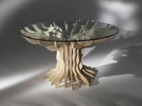 Runder Tisch mit geformtem Fuß aus Birke, erhältlich mit Fuß in naturfarbener oder schwarz lackierter Ausführung
