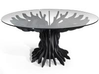 Runder Tisch mit geformtem Birkenfuß, dessen massiver Birkenholzrahmen einem Baum ähnelt