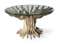 Runder Tisch mit geformtem Fuß aus Birke, extraklarer Glasplatte und skulpturalem Untergestell aus massivem Birkenholz