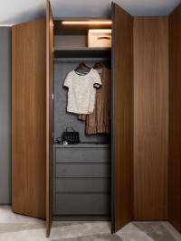 Utah-Kleiderschrank mit raumhohen Griffen, Vorderansicht eines zweitürigen Moduls mit Schubladen und Kleiderstangen