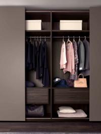 Innenansicht des Nadir Lounge Kleiderschranks, ausgestattet mit zahlreichen Zubehörteilen, die in der Kategorie Innenausstattung verfügbar sind