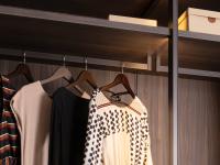 Optimale Lagerkapazität zwischen Ablagen, Kleiderstangen und Behältern