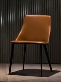 Antelos Stuhl aus cognacfarbenem Vollnarbenleder mit schwarzen Metallbeinen