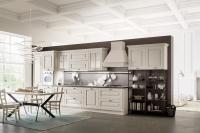 Klassische lineare Küche Twenty mit gerahmten Fronttüren in Holz decapé weiß und verchromten Griffen 
