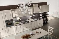 Ansicht von oben der klassischen linearen Küche Twenty: bemerkenswert ist die Spüle mit einem Spülbecken in Edelstahl und die Vetrinen mit Inglesina