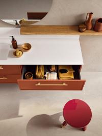 Mit vier praktischen Schubladen wird der N104 Badezimmerschrank zu einem Möbelstück mit essentiellen Linien, das dennoch sehr geräumig ist