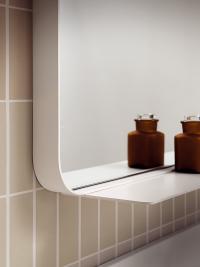 140 cm Hängeschrank für Badezimmer N102 Rahmen - Detail der Spiegelablage, matt lackiert passend zum Rahmen