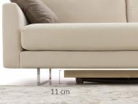 Detail der minimalen Gesamthöhe des Tisches und der Möglichkeit, ihn unter das Sofa zu legen.