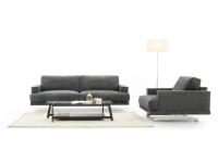Halton Sofa und Sessel in einem HomePlaneur Ausstellungsraum