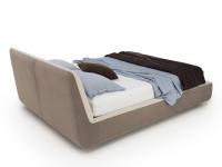Seitenansicht des Bettes Maxwell mit Bettkasten und zwefarbigem Stoff