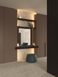 Lounge-Verkleidungspaneele aus Laminam-Stein, kombiniert mit Spiegeln und Regalen, um eine Schminktischecke im Schlafzimmer zu schaffen