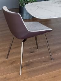 Gepolsterter Stuhl mit schlanken Beinen Artika von Bonaldo in der zweifarbigen Version, mit Metallgestell