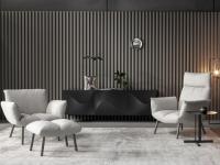 Beispiel eines Wohnzimmers in dunklen Tönen mit kontrastierenden Pil-Sesseln von Bonaldo