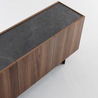 Kontrastfähige Platte für das moderne Sideboard in Outline Kanalnussbaum von Bonaldo