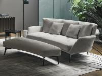 Gemütliches Sofa mit hoher Rückenlehne und Hocker mit Form
