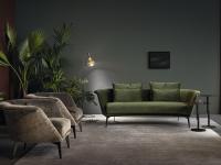 Wohnzimmer komplett aus Lovy-Elementen von Bonaldo: Sofa mit niedriger Rückenlehne und Sessel