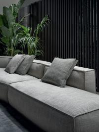 Die Kombination aus halb-rechteckigem Element und Chaiselongue mit Rückenlehne verwandelt Peanut BX in ein praktisches und zugleich originelles lineares Sofa