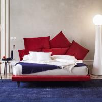 Picabia Bett von Bonaldo mit einfarbig rotem Stoffbezug