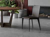 Eleganter und moderner Filly-Stuhl mit Lederpolsterung