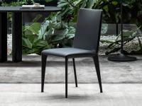 Eleganter und moderner Stuhl Filly mit dunkler Lederpolsterung