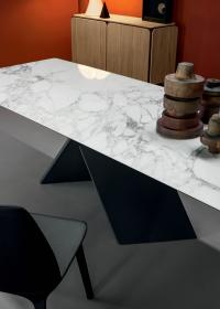 Ax rechteckiger Tisch mit fixer Platte und Tischbeinen aus matt lackiertem Metall