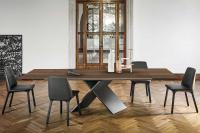 Ax von Bonaldo ist ein ausziehbarer Tisch aus Canaletto-Nussbaum-Furnierholz