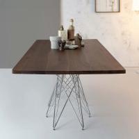 Octa Tisch mit besonderem gekreuztem Gestell aus verchromtem Metall und mit Holzplatte