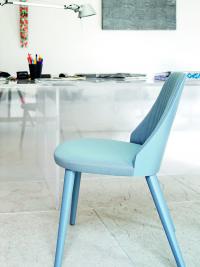 Gepolsterter Stuhl Neva mit mattblau lackierter Rückenlehne, passend zu den vier Beinen