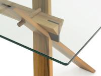 Detail der Tischplatte in Glas und der Basisstruktur in Holz