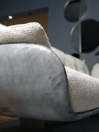Detail der mit Ghost-Leder gepolsterten Stuktur in Kombination mit stoffbezogenen Kissen
