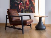 Niedriger Sessel Sean aus Massivholz von Borzalino - fotografiert in der Wohnung eines Kunden