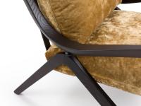 Detail des geschwungenen Holzrahmens des Taylor-Sessels, der die Füße, die Armlehne und die Rückenlehne aufrecht hält