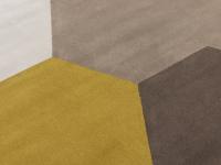 Detail des sechseckigen Musters aus Teppichstücken verschiedener Farben, die fugenlos miteinander verbunden sind.