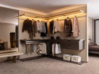Eckzusammenstellung des begehbaren Kleiderschranks Horizon Lounge, ausgestattet mit Hängeschubladen, Ablagen und verspiegelter Wandverkleidung
