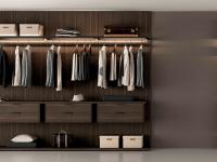 Lineare Zusammensetzung des begehbaren Kleiderschranks Horizon Lounge, realisiert durch die Kombination und Ausstattung von mehreren Melamin-Boiserieplatten Royal