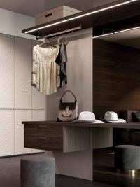 Alle Ablagen des begehbaren Kleiderschranks Horizon Lounge, erhältlich in Holz oder Glas und Metall, können mit LED-Leisten für die Wandbeleuchtung ausgestattet werden
