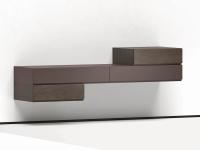 Modulare Schubladen Mason mit Griffmulde - Hängekomposition mit zentraler Schublade und zwei asymmetrisch angeordneten Nachttischen