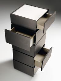 Besondere Schubladen-Kommode, die durch Stapeln von fünf Modulen mit den gleichen Abmessungen und unterschiedlicher Ausrichtung der Öffnungsrichtung hergestellt wird