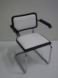 Cesca B32 Stuhl von Marcel Breuer - Modell mit Armlehnen, gepolstertem Sitz und Rückenlehne mit schwarz lackiertem Profil