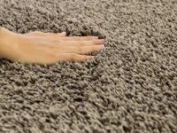 Hochflor Teppich mit Garnfäden mit unterschiedlicher Stärke und mäßigem Schreibeffekt