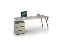 Geradliniger Schreibtisch mit rechteckiger Platte mit abgerundeten Ecken (D18) mit einer Breite von 180 cm. Ausführung von Platte und Fronten der Schubladen: helle ulme Laminat
