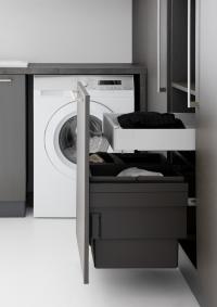 Tür mit voll ausziehbarem Wäscheständer mit zusätzlicher Innenschublade