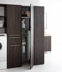 Oasis Wäscheschrank mit Tür und 1 Einlegeboden als Standard. Optional: Wäschekörbe
