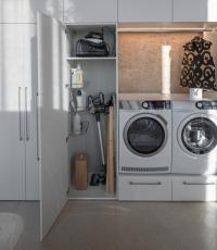 Oasis Wäscheschrank mit Tür und 1 Einlegeboden als Standard. Optional: Wäschekörbe